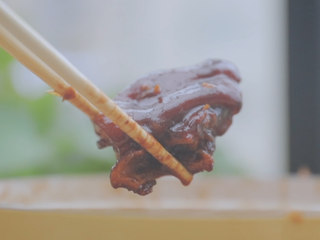 14、黄豆炖猪蹄「厨娘物语」,开盖转大火收汁。