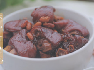 15、黄豆炖猪蹄「厨娘物语」,盛出装碗，黄豆炖猪蹄就做好啦，开吃吧~