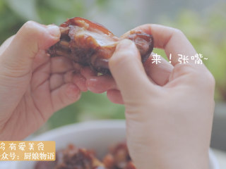 16、黄豆炖猪蹄「厨娘物语」,盛出装碗，黄豆炖猪蹄就做好啦，开吃吧~