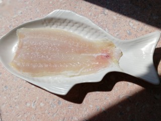 1、清蒸龙利鱼,冷水浸泡，洗干净。