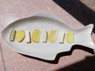 2、清蒸龙利鱼,盘子里放上葱段，姜片。