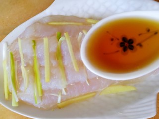 6、清蒸龙利鱼,淋上两勺料酒。