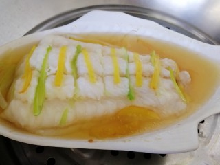 9、清蒸龙利鱼,把汤汁倒掉。