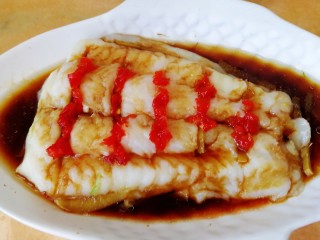 13、清蒸龙利鱼,取点剁椒码在鱼肉切口处。