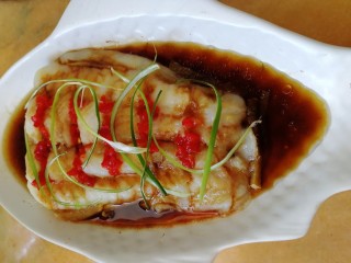 14、清蒸龙利鱼,牙签挑些葱丝，放在上面。