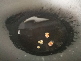 15、清蒸龙利鱼,热锅倒入适量玉米油，放入八角和花椒粒，小火炸香。