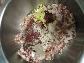 2、自制脆皮肠~好吃又放心,1000克猪肉馅，买前腿肉，让卖肉的直接绞成香肠用的大颗粒的肉，有颗粒感口感更好，绞好的肉里加入盐、糖、姜粉、红曲粉、蜂蜜、黑胡椒和蚝油，我第一次没有姜粉放了一点生姜末。