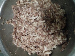 3、自制脆皮肠~好吃又放心,然后用筷子顺时针搅拌均匀加入淀粉和水，继续搅拌均匀至起劲，有粘性即可，盖上保鲜膜放冰箱冷藏半小时，冷藏这一步不能省略啊，不然不Q弹哦