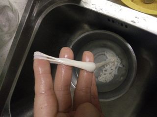 4、自制脆皮肠~好吃又放心,把泡好的肠衣放自来水龙头冲洗几遍