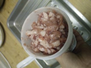 5、自制脆皮肠~好吃又放心,将冷藏过的肉馅装入灌肠工具，因为工具比例小，每次只能装入一部分备用