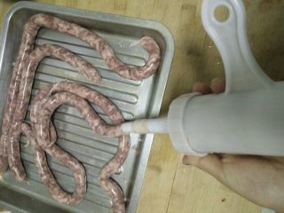 7、自制脆皮肠~好吃又放心,灌肠工具密封好，用手旋转把手即可，力度要控制好，不然香肠容易破裂。