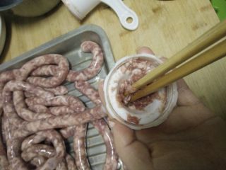 8、自制脆皮肠~好吃又放心,罐到最后里面还剩一点肉馅的时候记得用三根筷子同时往里面桶，最后会将灌肠工具里面肉馅全部弄出来，特别干净，一点也不浪费的哦