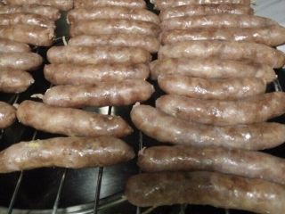 11、自制脆皮肠~好吃又放心,煮过的脆皮肠放烤架上晾凉