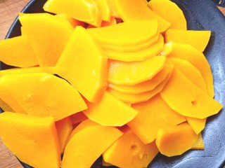 6、南瓜糯米夹心饼,上锅蒸熟