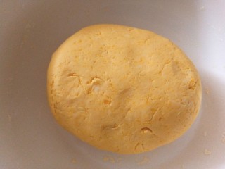 9、南瓜糯米夹心饼,放入糯米粉和成面团