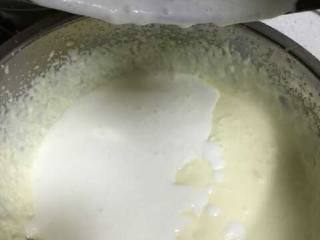 4、提拉米苏,打均匀后再倒入低脂奶一起打