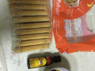 5、提拉米苏,然后开始准备手指饼和咖啡，咖啡涂在手指饼上均匀