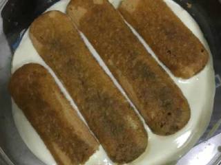 6、提拉米苏,然后一层提拉米苏原料一层手指饼，这样铺满