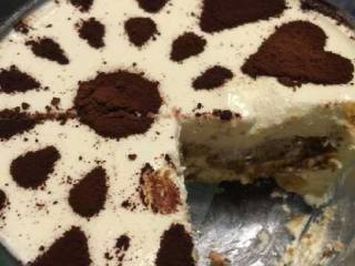 8、提拉米苏,冰箱拿出，用磨具倒入可可粉，进行造型，即可。