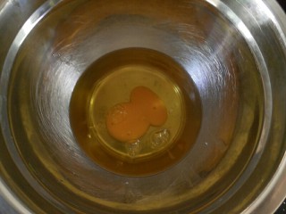 1、中式点心杏仁酥,将玉米油和鸡蛋放入盆子中