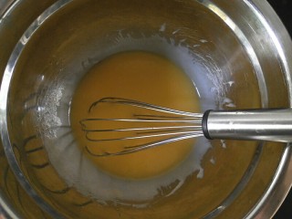 2、中式点心杏仁酥,搅拌均匀，但不要搅拌过头