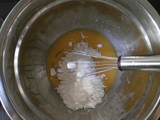 3、中式点心杏仁酥,放入糖粉 搅拌均匀