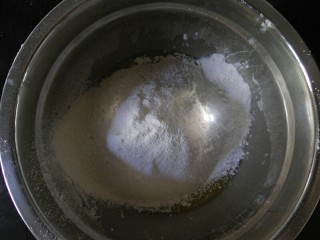 4、中式点心杏仁酥, 将泡打粉、高筋面粉、低筋面粉过筛到盆子里