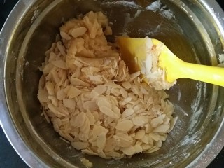 5、中式点心杏仁酥,用刮刀大致翻拌一下即可，然后在倒入杏仁片