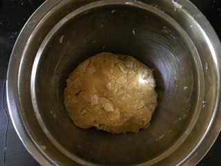 6、中式点心杏仁酥,用手抓捏成团看不见干粉即可，不要使劲的揉面。然后送入冰箱冷藏25分钟