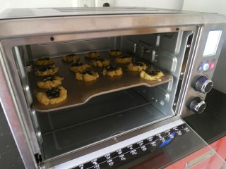 9、中式点心杏仁酥,最后送入烤箱中层，上管177度，下管171度，烤23分钟。（温度仅供参考，因为每家烤箱温差都不一样）