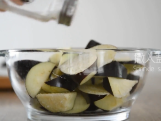 2、白米饭的“克星”——红烧茄子,撒入盐抓匀，腌制20分钟