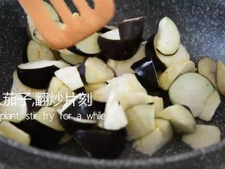 4、白米饭的“克星”——红烧茄子,倒入茄子翻炒片刻