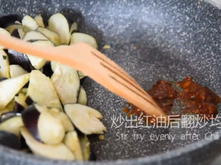 5、白米饭的“克星”——红烧茄子,把茄子拨到一边，倒入豆瓣酱炒出红油后继续翻炒
