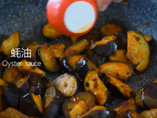 6、白米饭的“克星”——红烧茄子,倒入生抽、蚝油