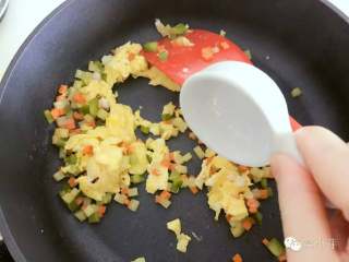 2、宝宝辅食：可以吃的米饭杯子,加入土豆丁、胡萝卜丁和青椒丁，翻炒至食材变软变熟，然后倒入鸡蛋液，稍稍有点凝固后用锅铲翻炒搅碎，然后加入一点盐调味。