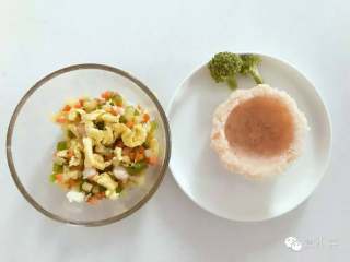 5、宝宝辅食：可以吃的米饭杯子,然后把步骤4中准备好的食材，放入米饭杯子中，可以加一点煮熟的西兰花装饰，美美的可以吃的米饭杯子就做好啦。