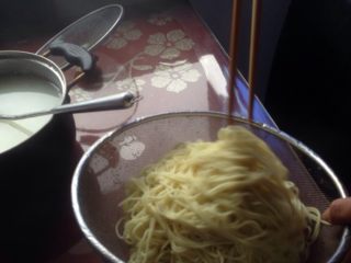 2、凉面,煮凉面，起锅放水盆里