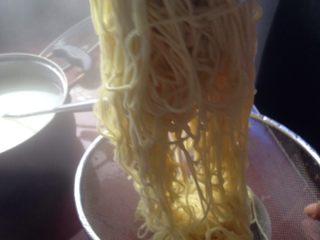 3、凉面,风扇吹凉