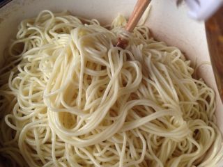 4、凉面,倒油混合凉面，挑散凉面，完成后备用！贴士：有不散的地方，挑起倒油在不散的地方，抖一下就开了！