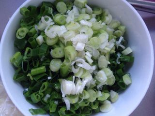 5、凉面,切葱花