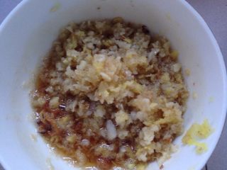 6、凉面,弄姜与蒜，成泥放碗里，让后烧热油，浇在上面！完成，备用！