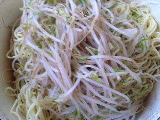 7、凉面,凉面里放煮好的豆芽！混合。