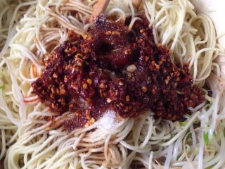 8、凉面,放酱油，油辣子，麻油，花椒面，姜蒜泥，醋，白糖，味精！混合均匀。