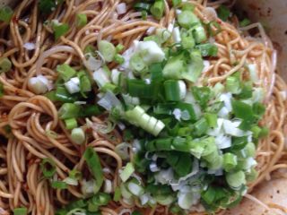 10、凉面,放葱
