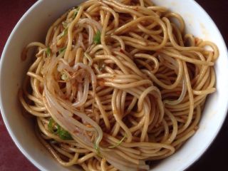 12、凉面,挑在自己碗里！完成。