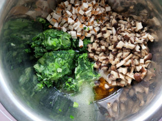 6、香菇青菜包子--不一样的做法,放盐、玉米油和香油。盐的量是个参考量，先少放点尝尝馅，素包子太咸了也不好吃。