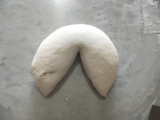 10、香菇青菜包子--不一样的做法,面团揉好就准备开始包了。这一步是和以往包包子的程序有所不同了。面团中间切一刀，揉成长条。