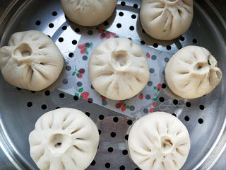 16、香菇青菜包子--不一样的做法,.全部包好后盖上盖子放到温暖处发酵。发酵至1.5倍，这个有点不好掌握，总之看起来胖胖的，能轻松的按个坑就差不多。