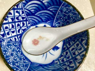 2、糖醋排骨,准备调料汁的碗和勺子。（勺子就是平时用的汤勺）