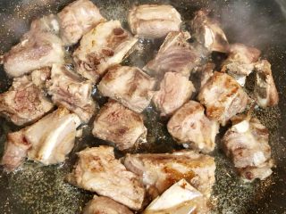 12、糖醋排骨,煎到排骨表面金黄。